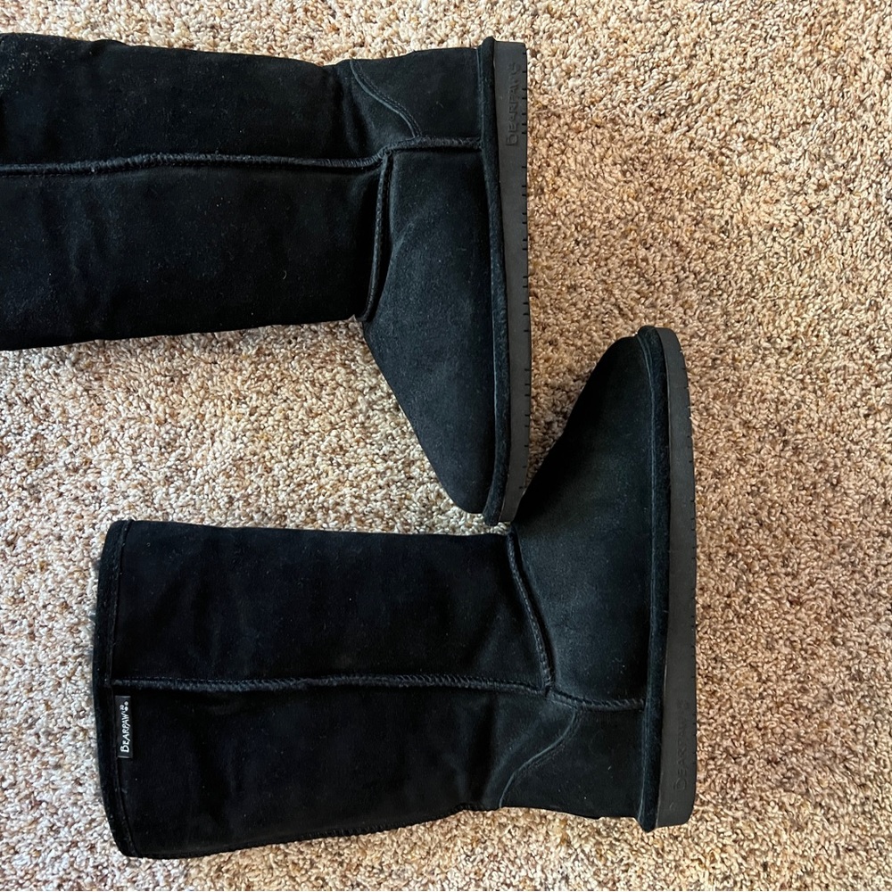 Excellent condition black BearPaw fleece lined boots. Size Women’s 9.